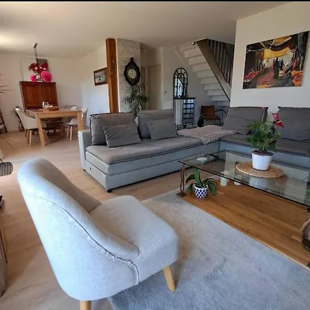 Jolie 700 M De La Et Des Commerces, 120m2, 3 *